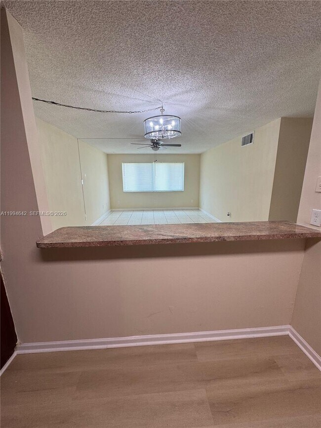 Foto del edificio - 14830 Naranja Lakes Blvd