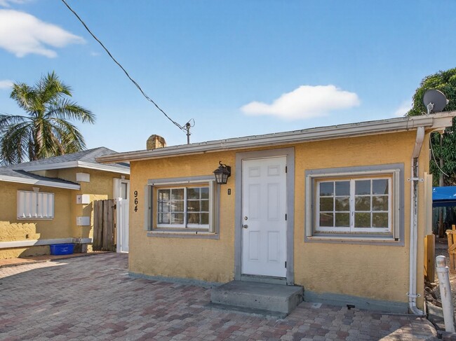 Foto del edificio - 964 W Lakewood Rd