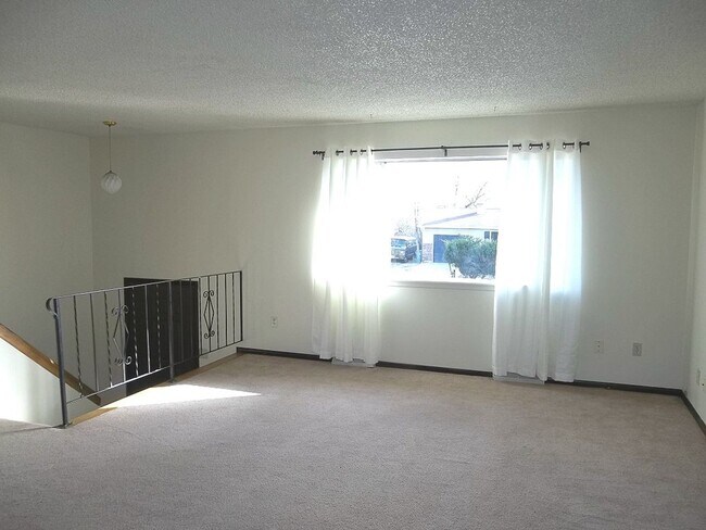Building Photo - Charming Home Near the Foothills