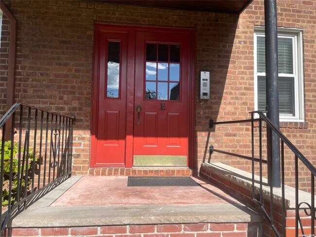 Foto del edificio - 275 Maple Ave