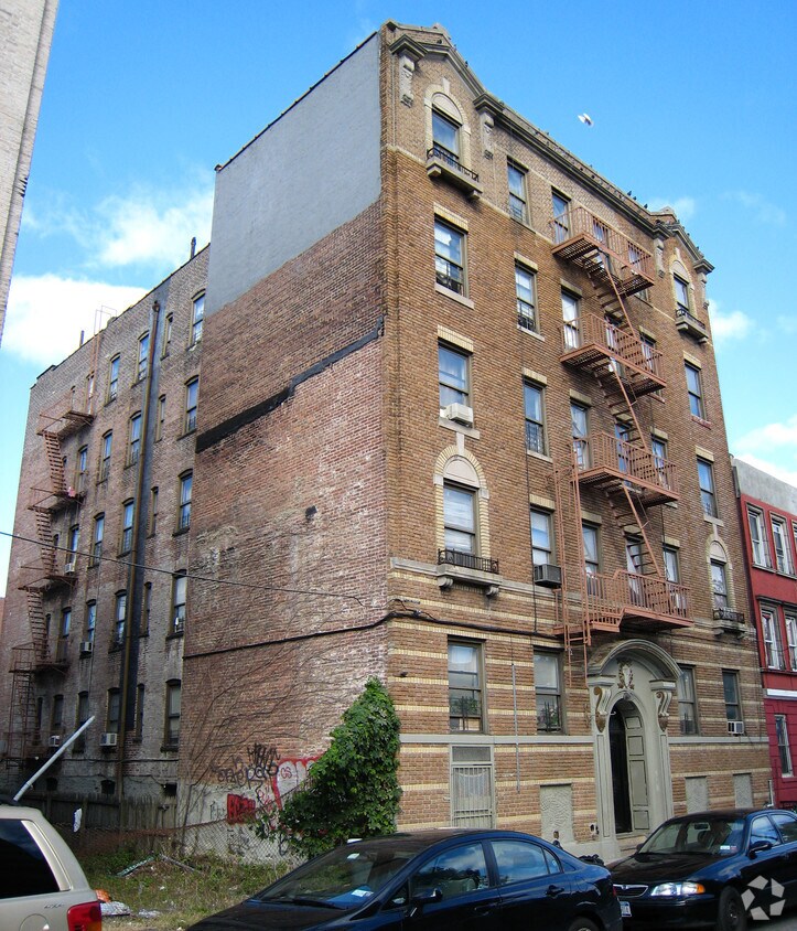 Foto principal - 2235 Bathgate Ave