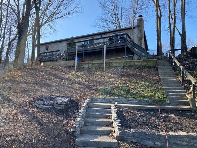 Building Photo - 360 Bayshore Dr