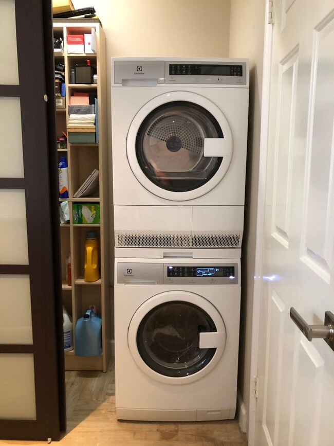 Foto del edificio - Beautifully updated 2 bedroom 2.5 bath tow...