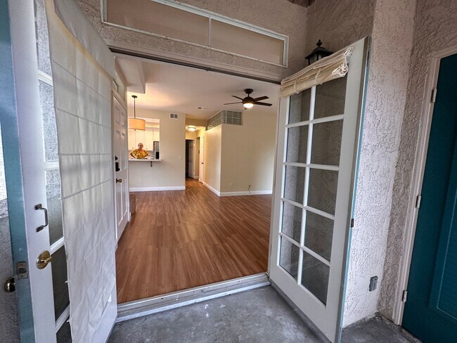 Foto del edificio - Beautiful 2 Bedroom/2 Bath Condo Close to ...