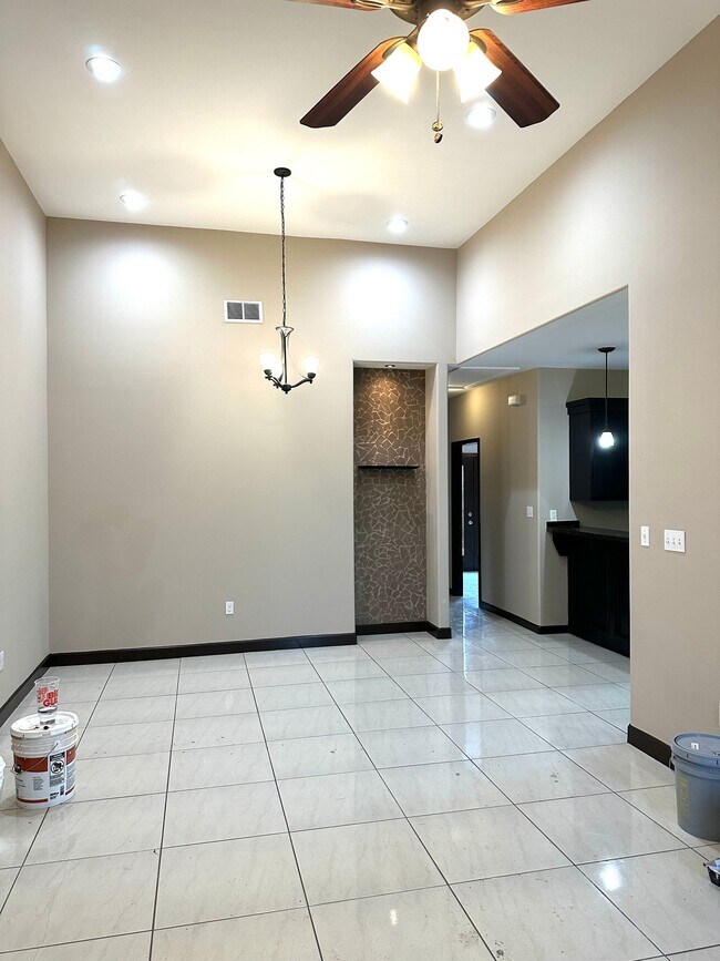 Foto del edificio - 537 Wild Rose Ln