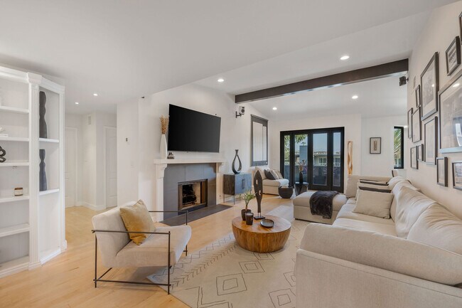 Building Photo - 4600 Via Dolce