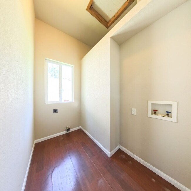 Building Photo - Newly updated 2 bedroom 1 bathroom