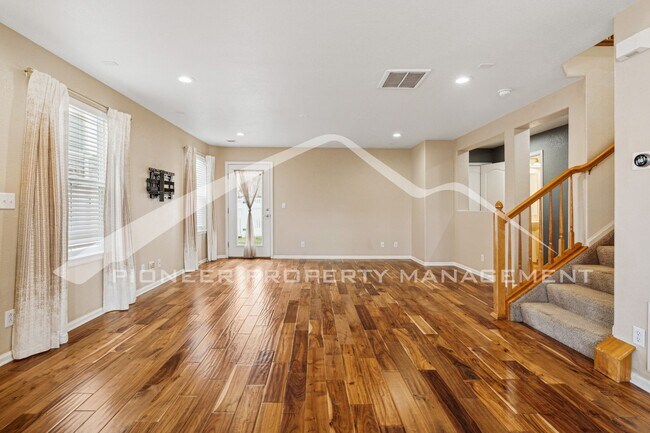 Building Photo - Charming Townhouse with Washer/Dryer and C...