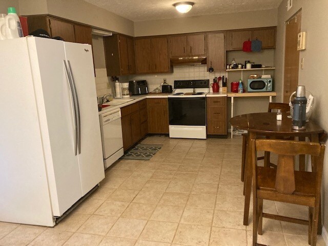 Foto del edificio - 831 Clareridge Ln