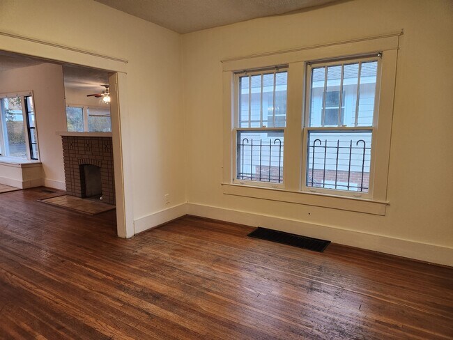 Building Photo - 416 10th Ave S