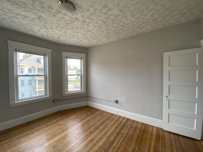 Building Photo - 6 Kingsdale St