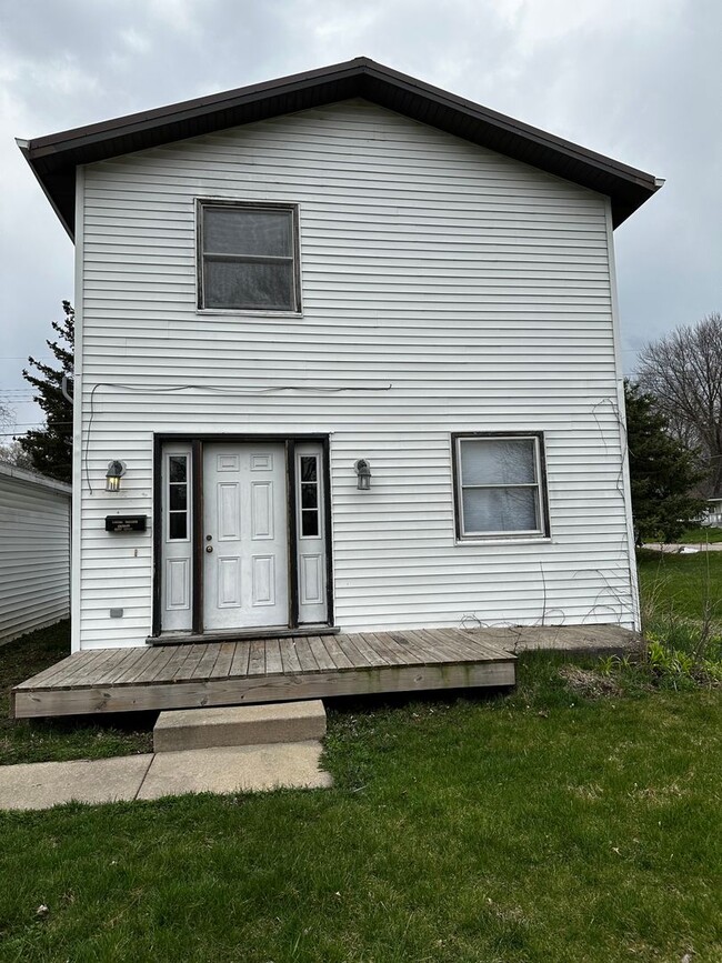 Building Photo - 2 Bedroom Home Close to Beloit Park & Pool