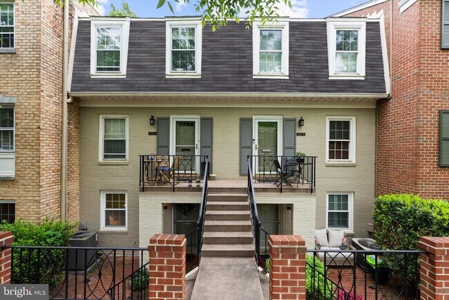 Foto del edificio - 3209 Sutton Pl NW