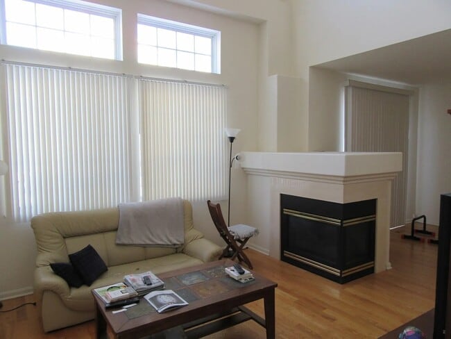 Building Photo - 440 E Thornhill Ln