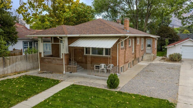 Foto del edificio - Brown Duplex