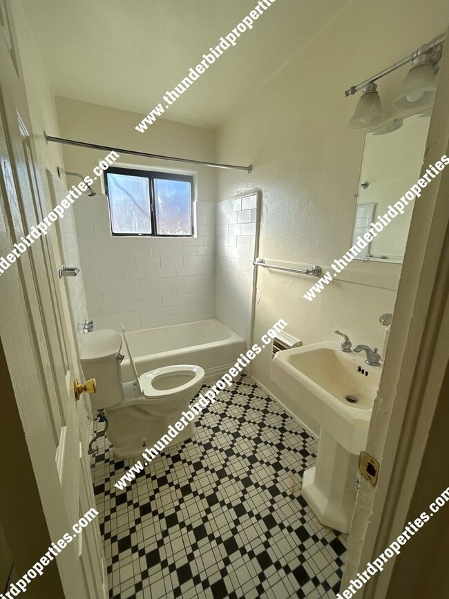Building Photo - 1 bedroom, 1 bath near highway, parks, and...