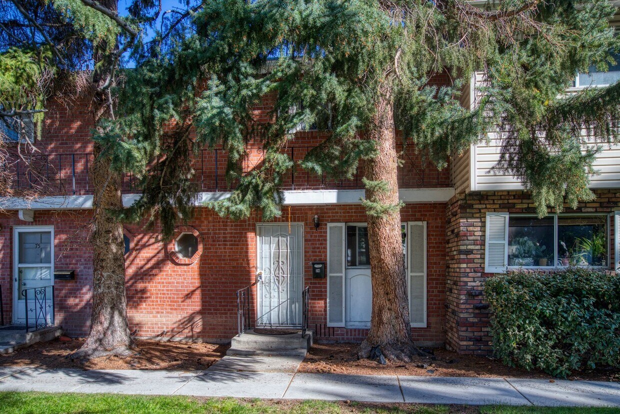 Foto principal - Charming Two-Story Townhome in a Prime Loc...