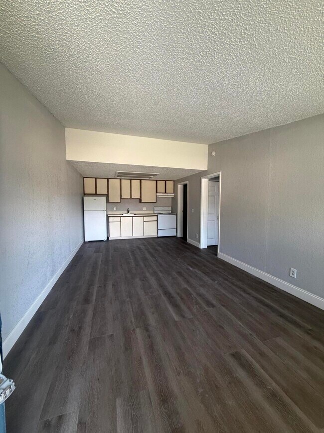 Foto del edificio - 5063 Elmhurst Rd