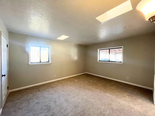 Building Photo - Spacious 3 Bedroom 2 Bathroom Home In The NE!