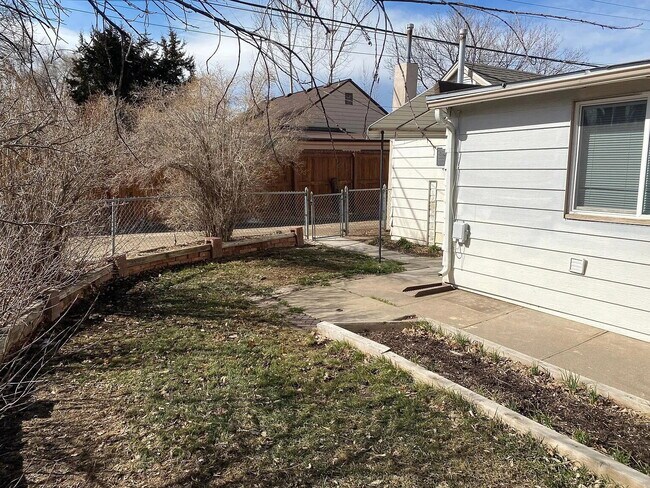 Foto del edificio - Charming 1-Bed 1-Bath Wheatridge Duplex with Private Fenced Yard & Garage - Available Now!