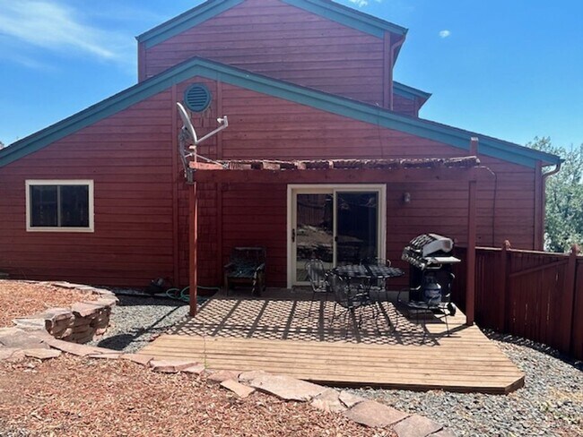 Building Photo - 2 Bed / 2 Bath Detached Townhome with view...