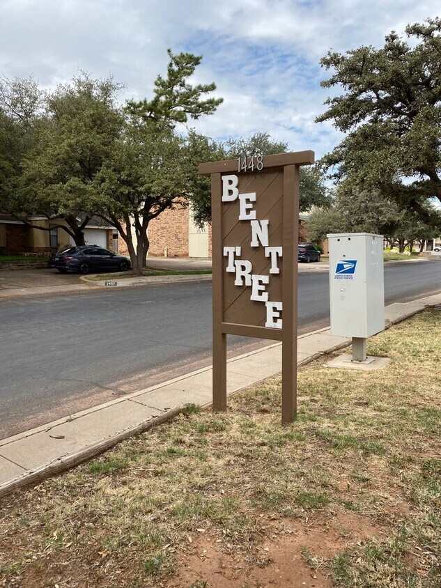 Primary Photo - Efficiency apartment is the perfect location!