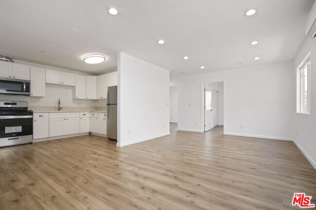 Building Photo - 649 W 92nd St