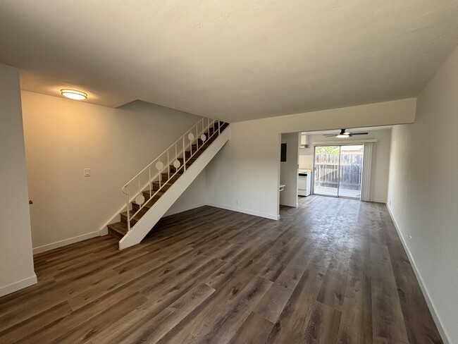 Building Photo - 673 S Eremland Dr