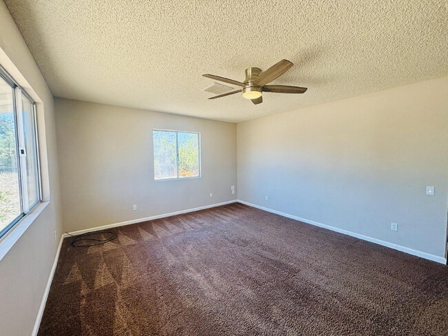 Building Photo - Charming 3-Bedroom with 2 Full Baths on th...
