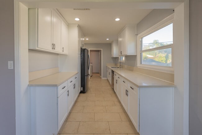 Building Photo - 14947 Chatsworth St