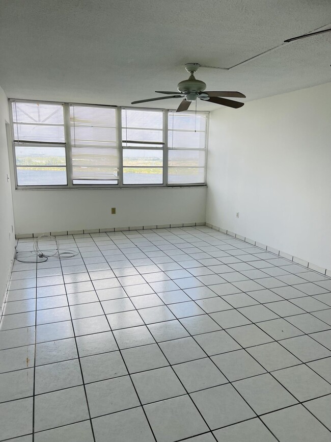 Foto del edificio - 1301 NE Miami Gardens Dr