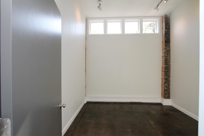 Building Photo - 144 W Henry St