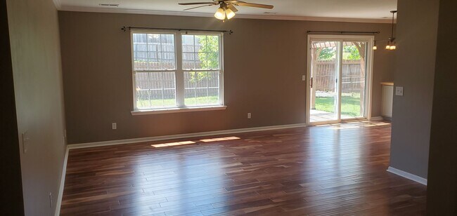 Foto del edificio - 3 bd, 2 ba house, E Columbia, quick access to I-70, plank flooring and carpet, fenced/shed