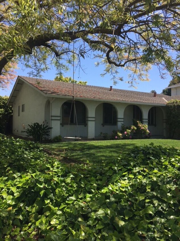Foto principal - Single Family Home 3 Bedroom 2 Bath Corner...