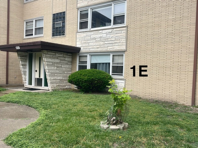 Building Photo - 8304 W Forest Preserve Dr