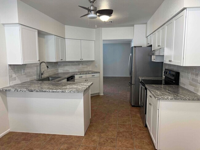 Building Photo - 1570 N Rachel Pl