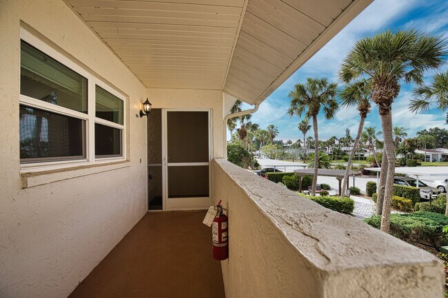 Building Photo - Annual Furnished 2nd Floor Condo on Capri ...