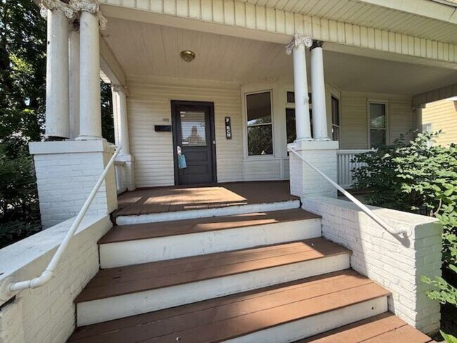 Building Photo - 1600 W Callender Ave