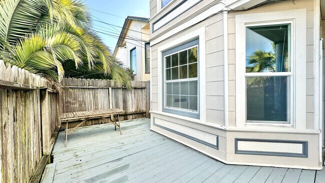 Foto del edificio - Sweet ground floor 1 Bedroom with a Sunny Wrap Around Deck and In-Unit Washer & Dryer