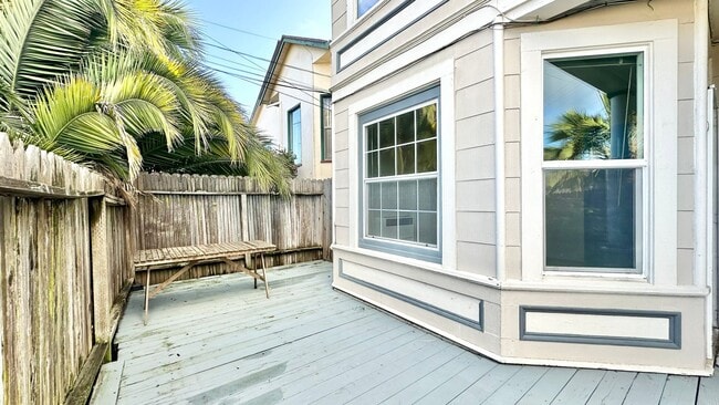 Building Photo - Sweet ground floor 1 Bedroom with a Sunny Wrap Around Deck and In-Unit Washer & Dryer