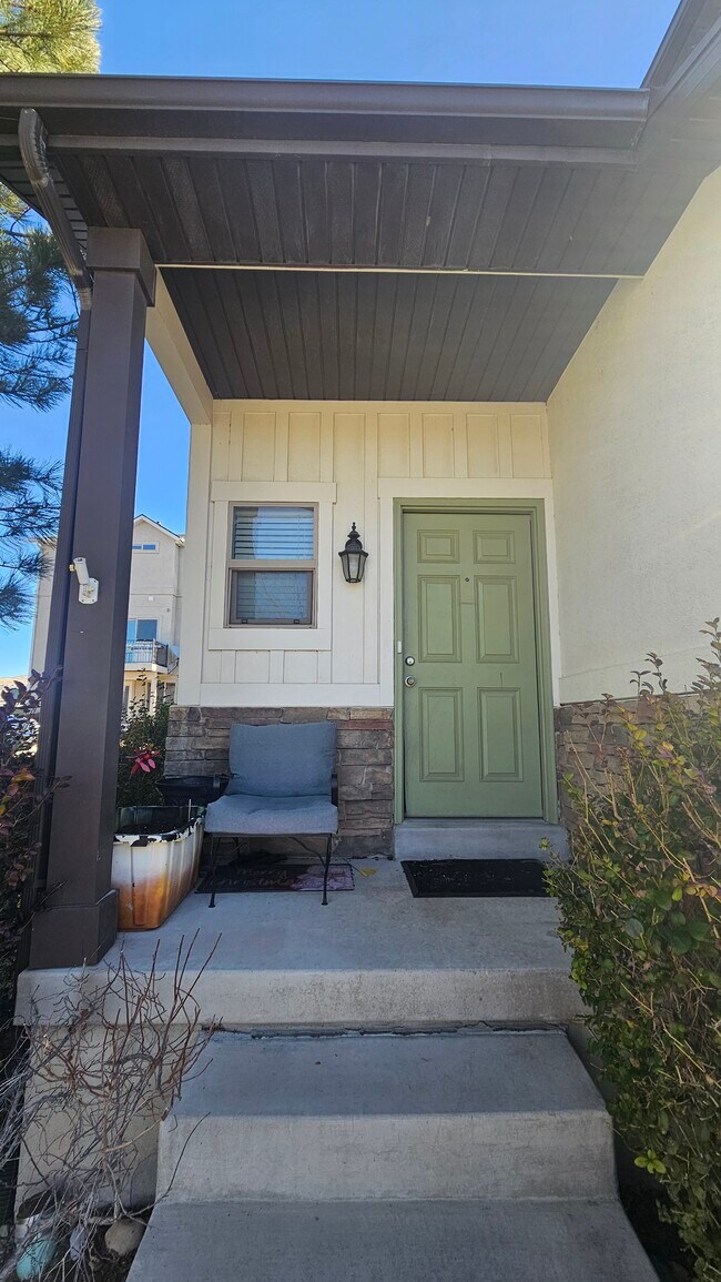 Foto del edificio - 2718 N Elm Dr