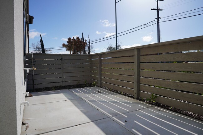 Building Photo - Beautiful Walnut Creek Townhome!