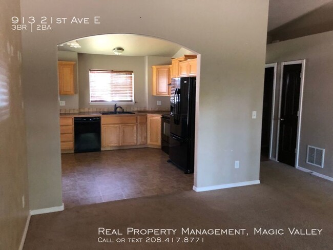 Building Photo - 3 bedroom, 2 bath Family Home - North Jerome