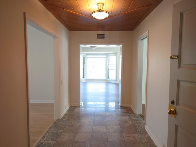 Building Photo - 3200 E Hampshire St