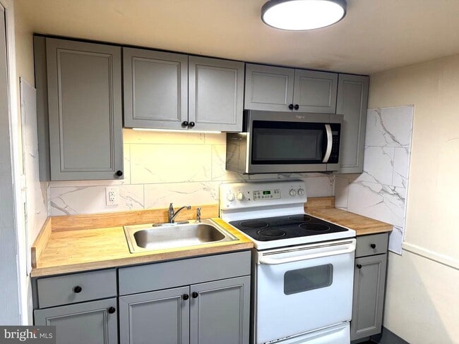 Building Photo - 725 W Broad St