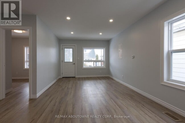 Building Photo - 554 Mary St