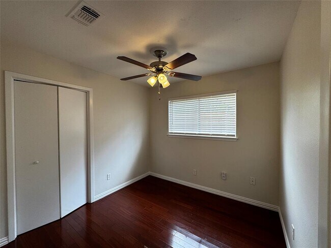 Building Photo - 5907 Garden Oaks Dr