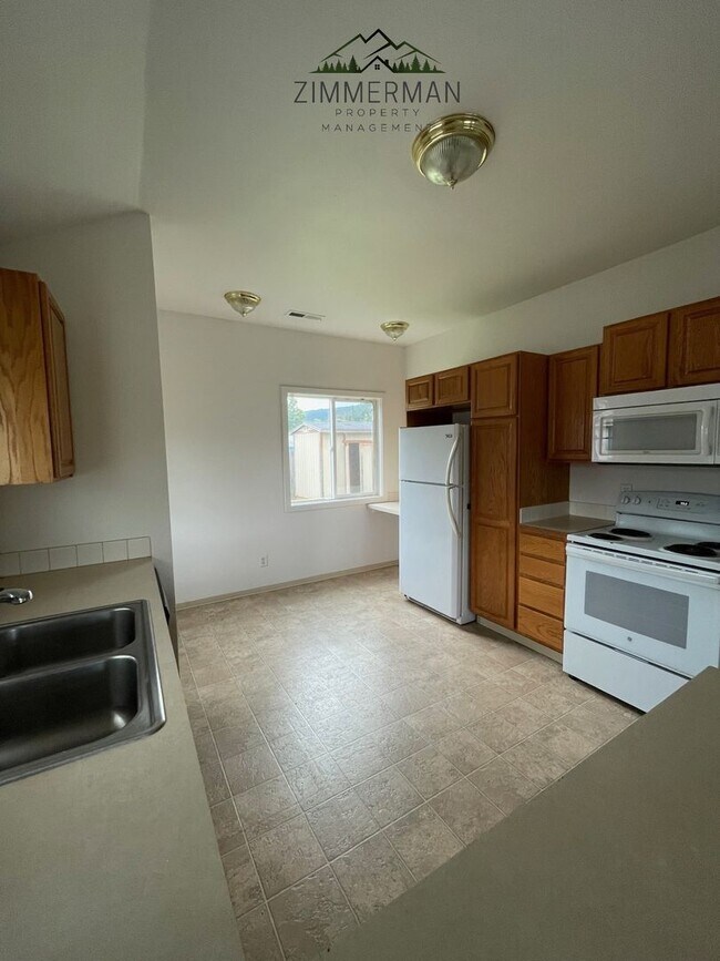 Foto del edificio - 3 bedroom, 1 1/2 bathroom House in Thurston neighborhood