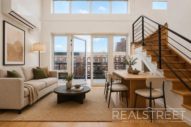 Foto del edificio - Sun-Filled Penthouse Duplex with Massive Private Terrace & Bonus Storage Room