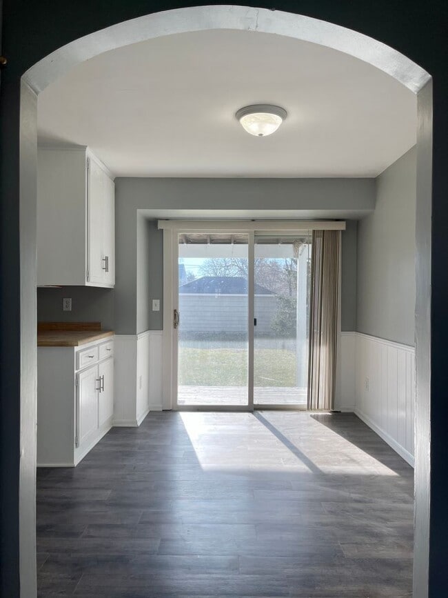 Building Photo - 505 W 70th St